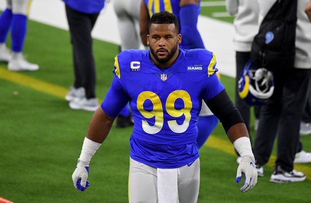 Aaron Donald stands on the field during a LA Rams game.