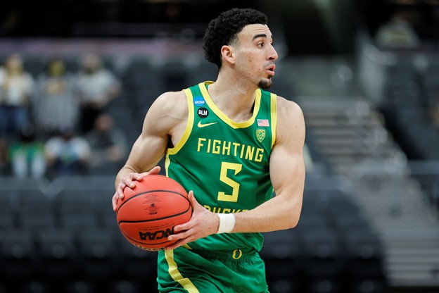 Chris Duarte looks to move the ball during an Oregon Ducks' basketball game.