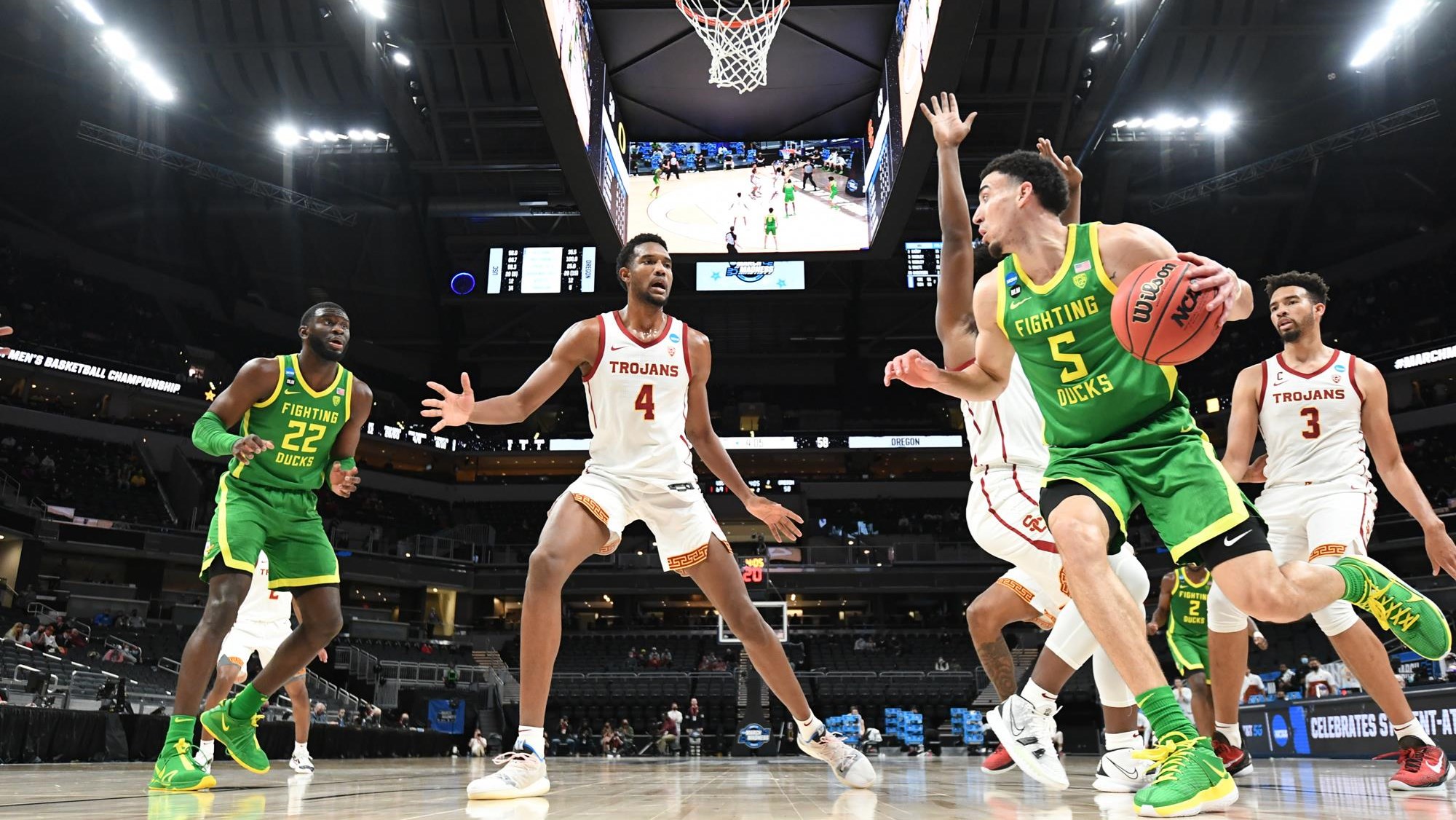 Chris Duarte tries to score a basket from the baseline during an Oregon Ducks' game.