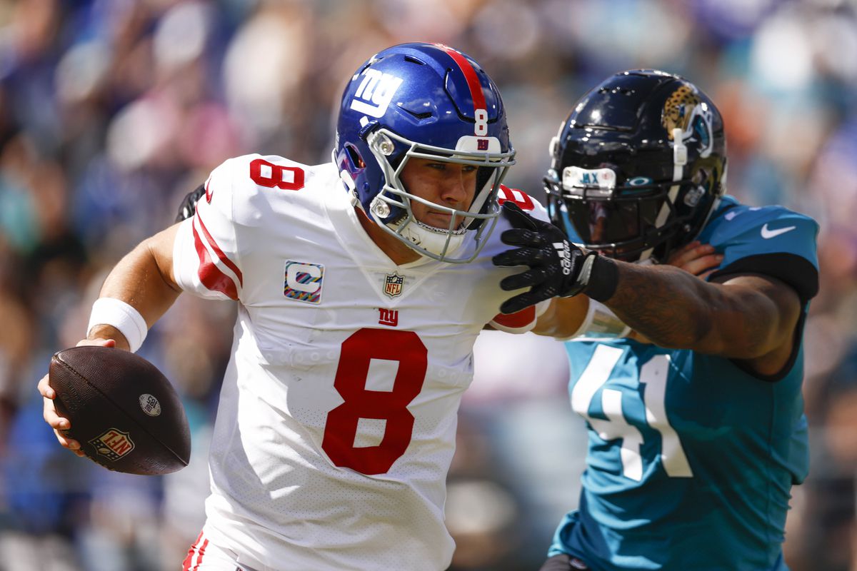 Daniel Jones helped the Giants muscle past the Jaguars on Sunday.