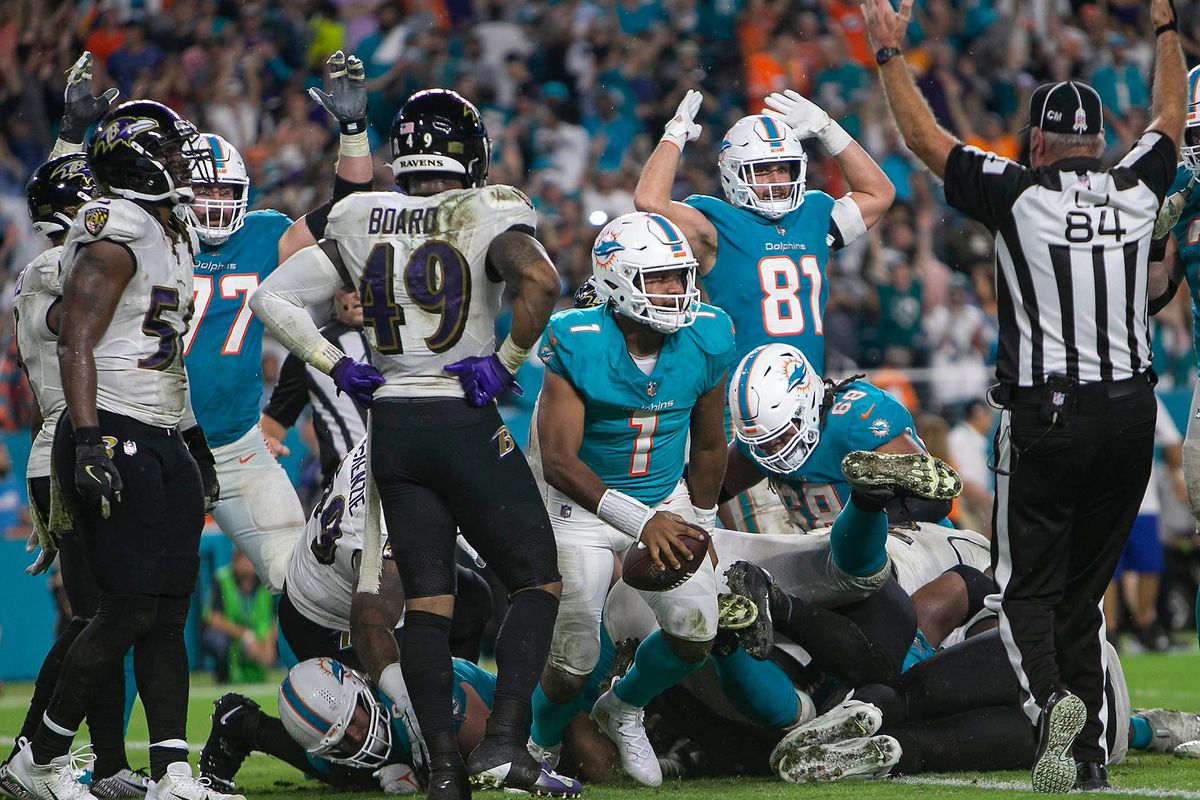 The Dolphins and Ravens play against each other in an NFL game.