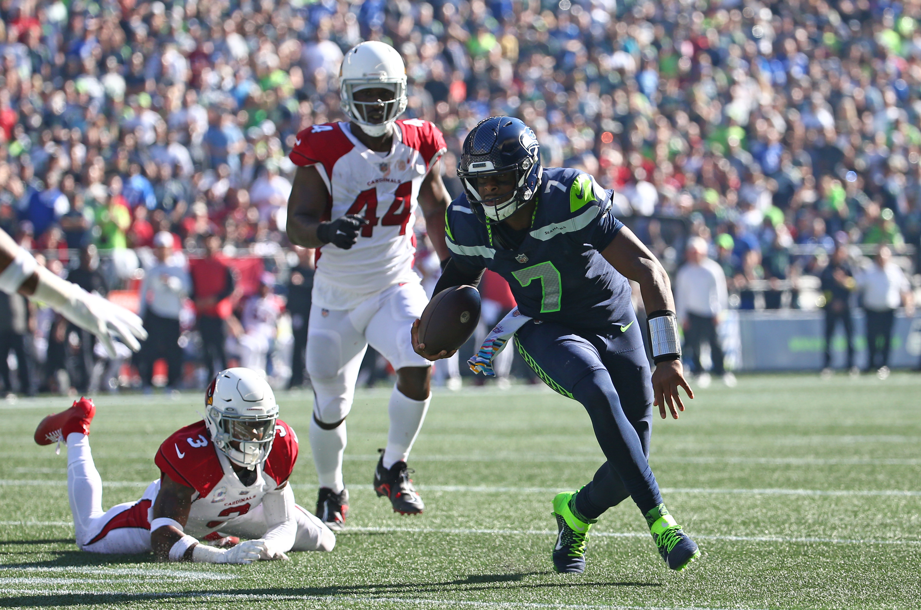 Geno Smith breaks a tackle to gain the first down for his offense.