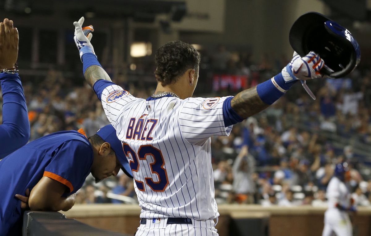Mets Javier Baez salutes the crowd during a MLB game.