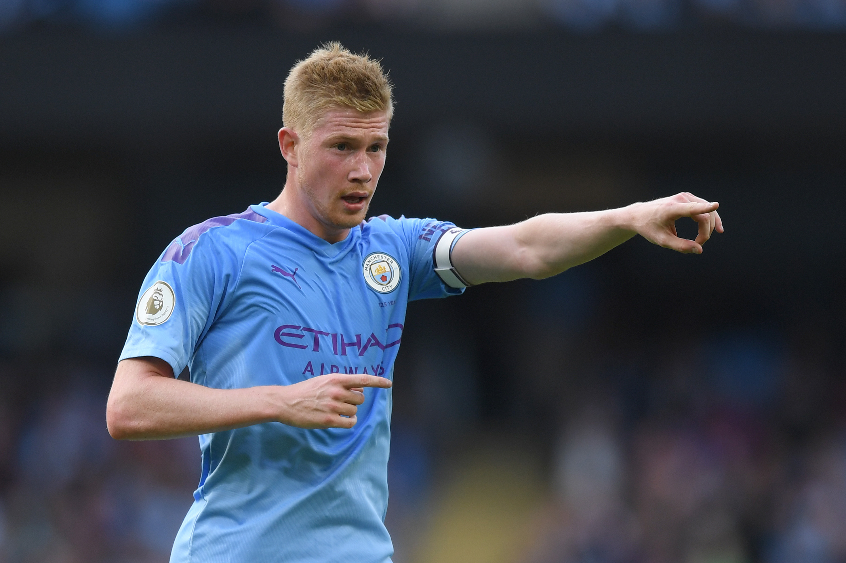 Manchester City's Kevin De Bruyne points directions during a Premier League game.