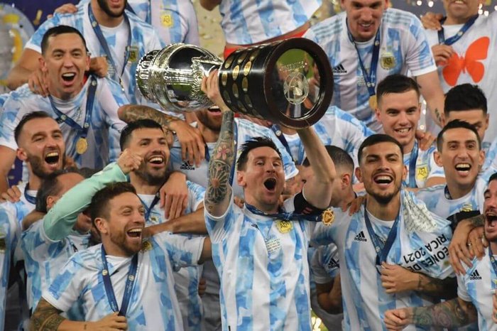 Lionel Messi and the rest of the Argentina national team celebrate after winning the championship.