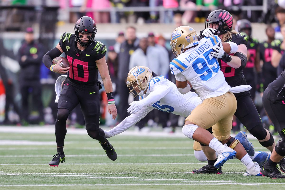 Oregon got the win both on the scoresheet and in the uniform battle on Saturday.