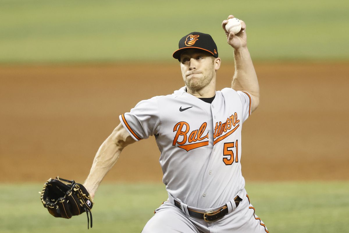 Orioles pitcher Paul Fry throws a pitch during a baseball game.