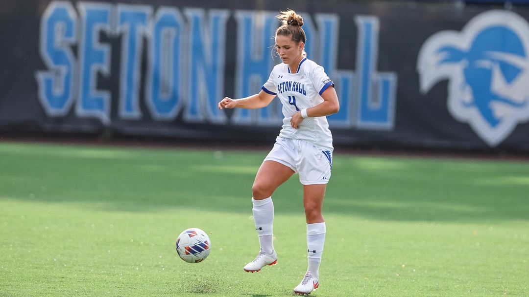 Chiara Pucci dribbling the ball.