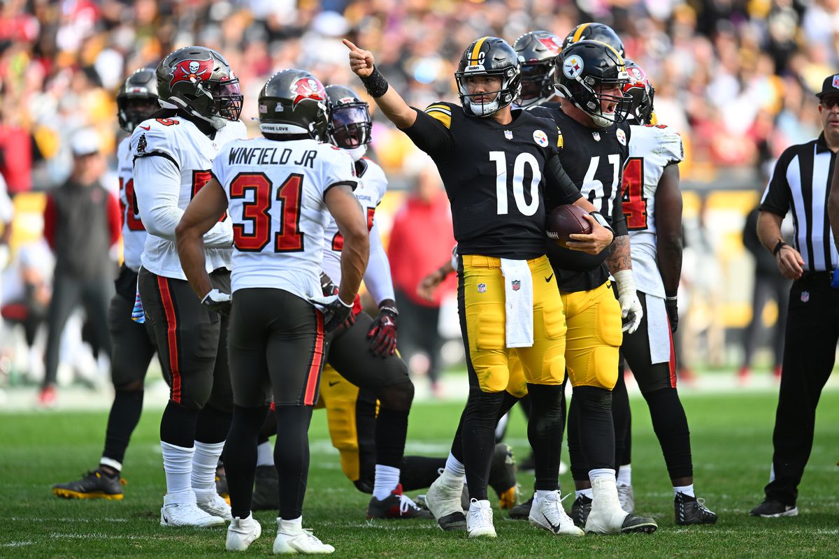 Steelers QB Mitch Trubisky gains a first down on the Bucs defense.