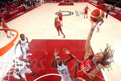 A Team USA women's player goes up for a layup during an Olympics game.