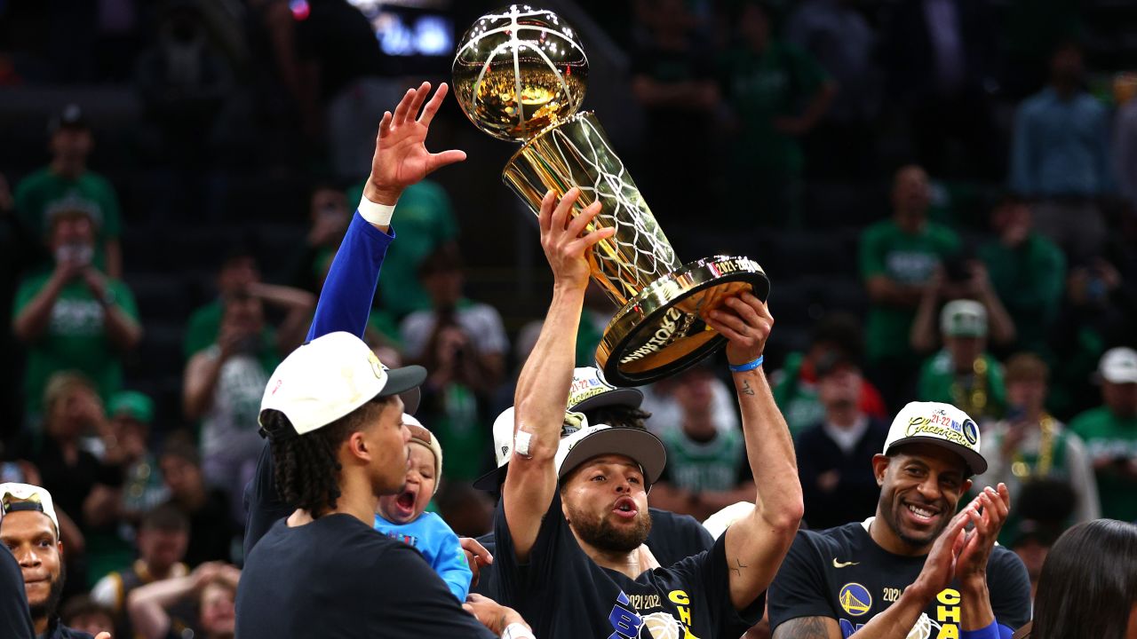 The Warriors hoist the Larry O'Brien Trophy