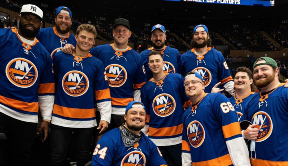 Wilson and the Jets' offensive line at the New York Islanders playoff game