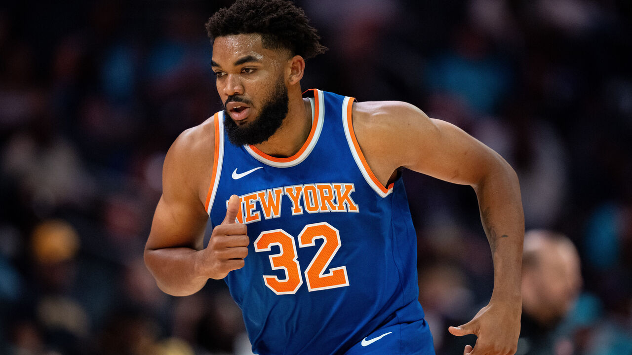 Karl-Anthony Towns (32) playing in a game for the New York Knicks.