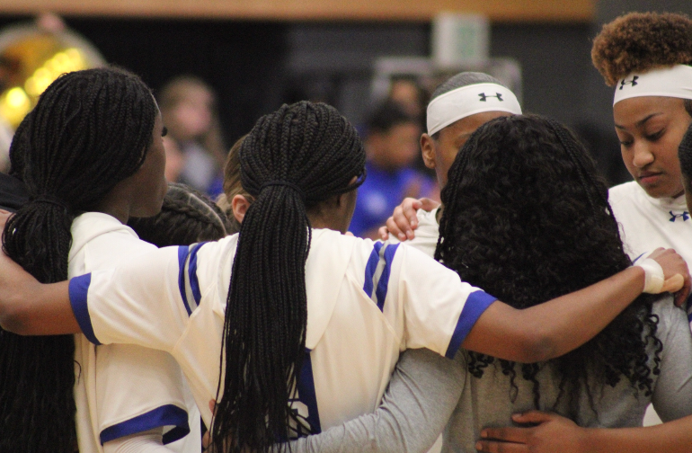 Womens basktball huddle up